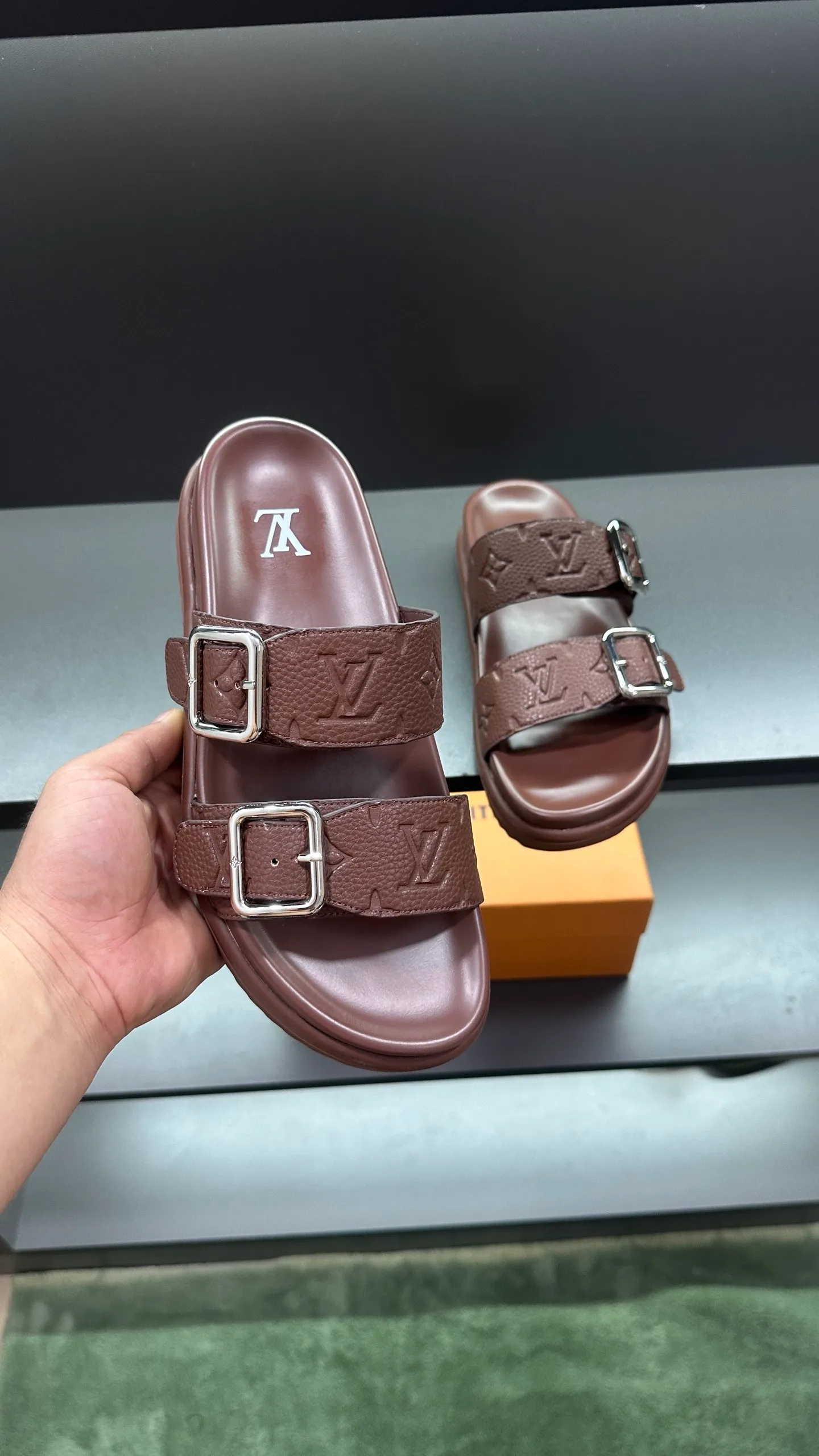 P340 🔍LV Men's Spring and Summer Slippers Counter Synchronization. The uppers are imported cowhide fabrics from Italy, with logo graphics and high-quality craftsmanship. Soles: original soles specially provided by the original factory. Exclusive movable molded soles are super comfortable. Original factory follow-up orders. 🔍🔍High quality. You can enter and leave the counter at will. Welcome to compare. Code number 38-45 No. 058